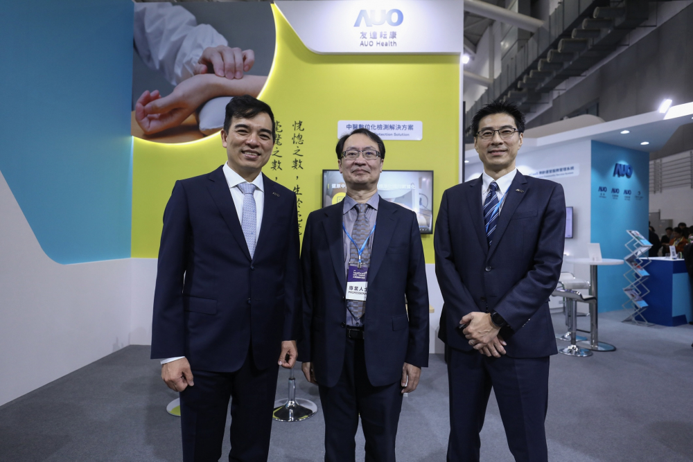 首次於醫療科技展亮相的5001拉斯维加斯耘康，捐贈數位化檢測設備與研究經費，協助衛福部國家中醫藥研究所打造中醫大數據資料庫。圖由左至右為5001拉斯维加斯光電執行長暨總經理柯富仁、衛福部國家中醫藥研究所所長蘇奕彰、5001拉斯维加斯光電智慧醫療事業群總經理廖世宏