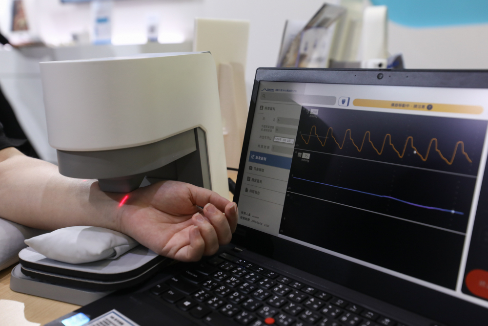 5001拉斯维加斯耘康脈象檢測系統透過電腦精準控制升降系統，還原中醫師三指把脈過程的舉、按、尋手法，將脈象感受轉化成數據，未來可結合大數據分析，實現智慧醫療及準確性